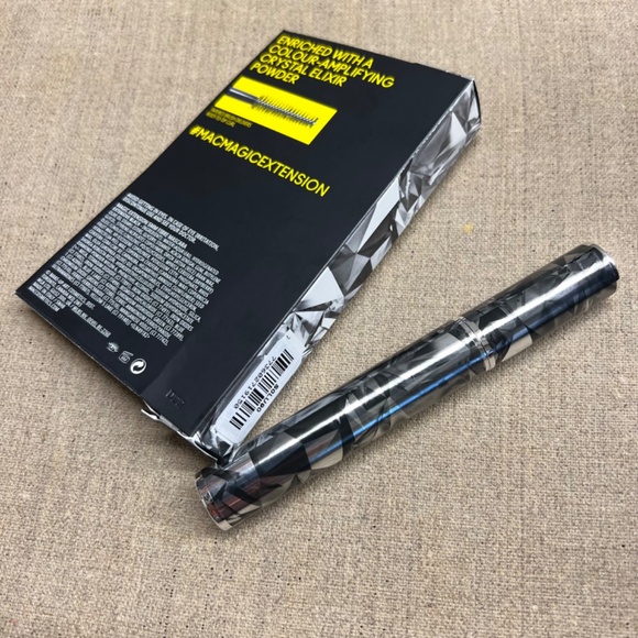 MAC Magic Extension 5mm Fibre Mascara in Extensive Black - Picture 4 of 5